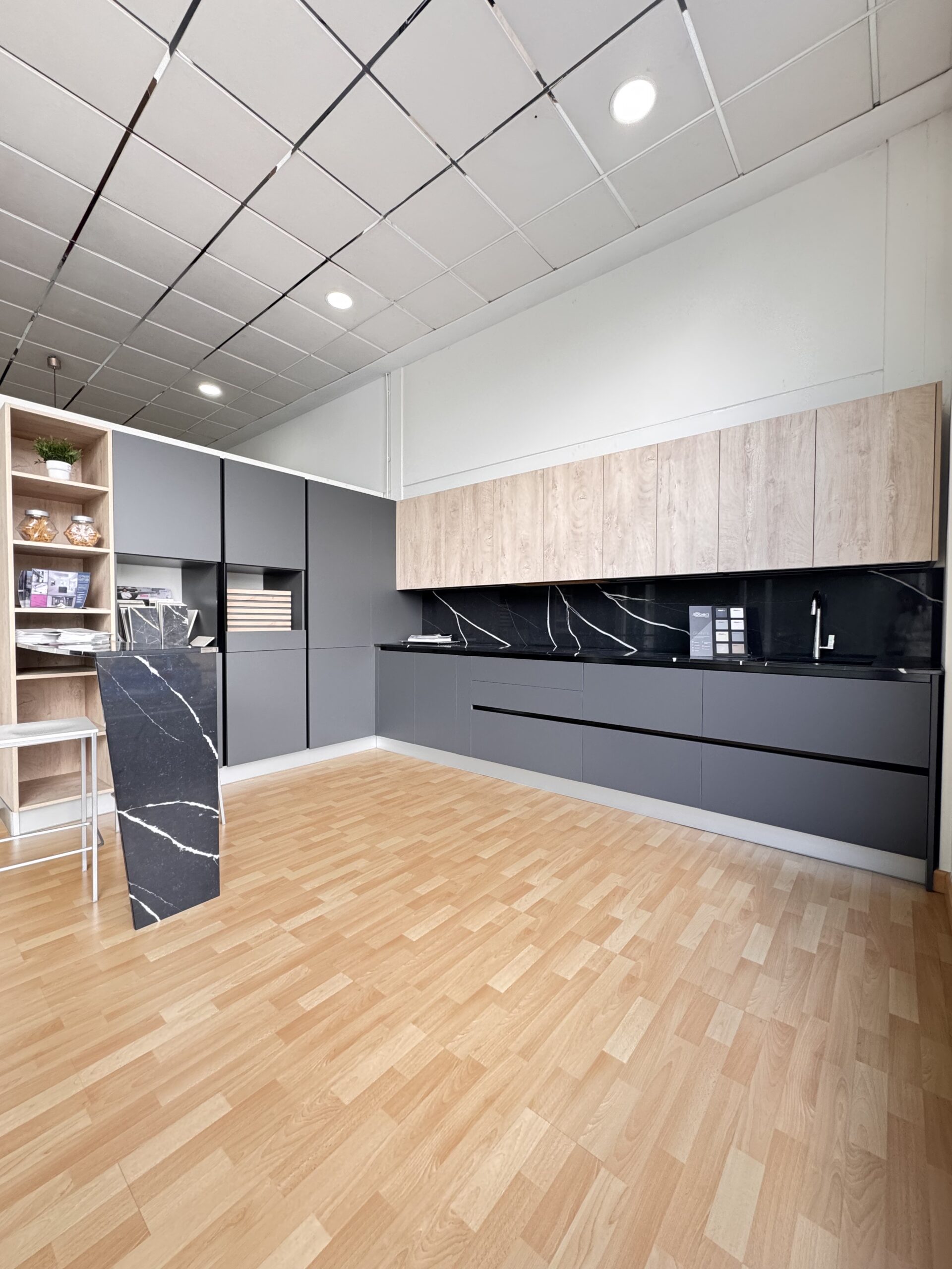 Cocina en Pet gris antracita mate antihuella combinada con laminado en madera