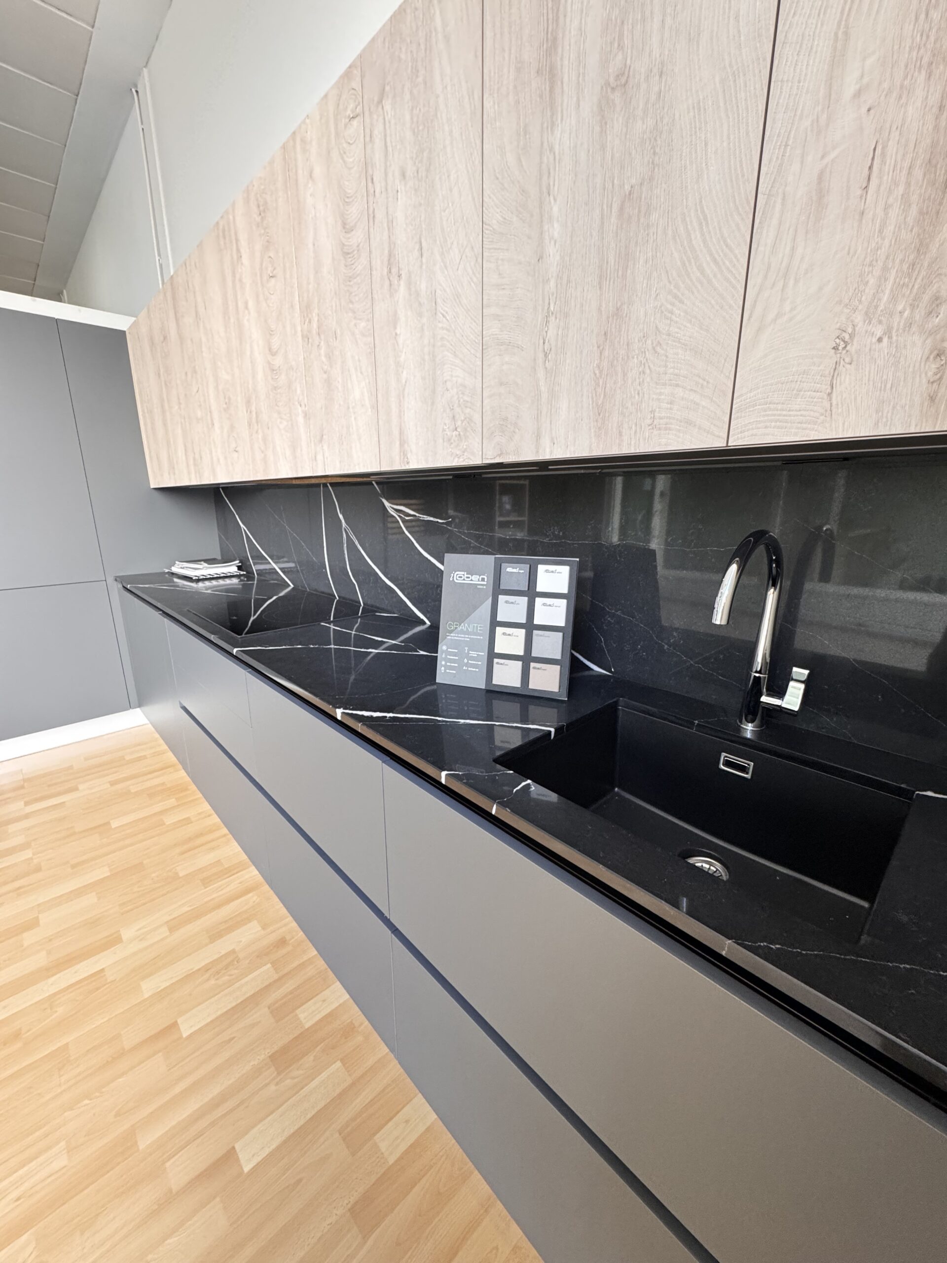 Cocina en Pet gris antracita mate antihuella combinada con laminado en madera - Imagen 2