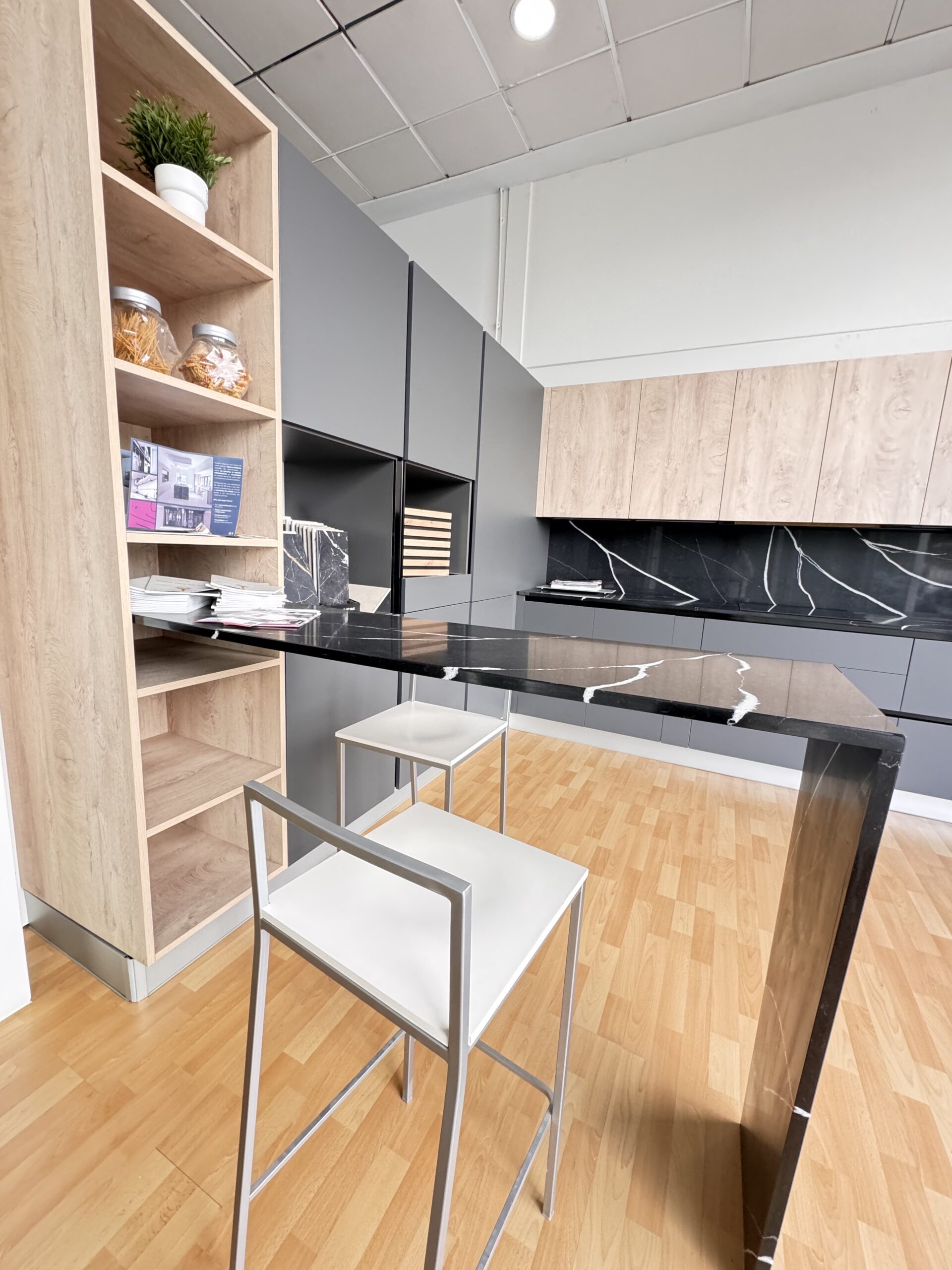 Cocina en Pet gris antracita mate antihuella combinada con laminado en madera - Imagen 3